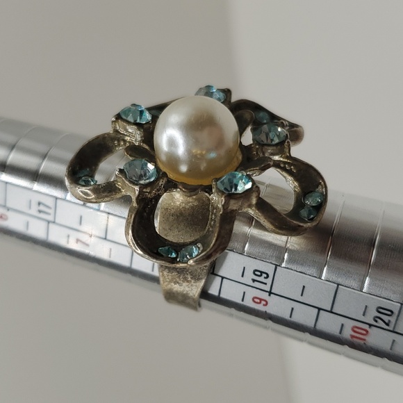 Lot of Five Vintage Costume Rings, Sizes 7-9 (including Trifari) - Picture 7 of 11